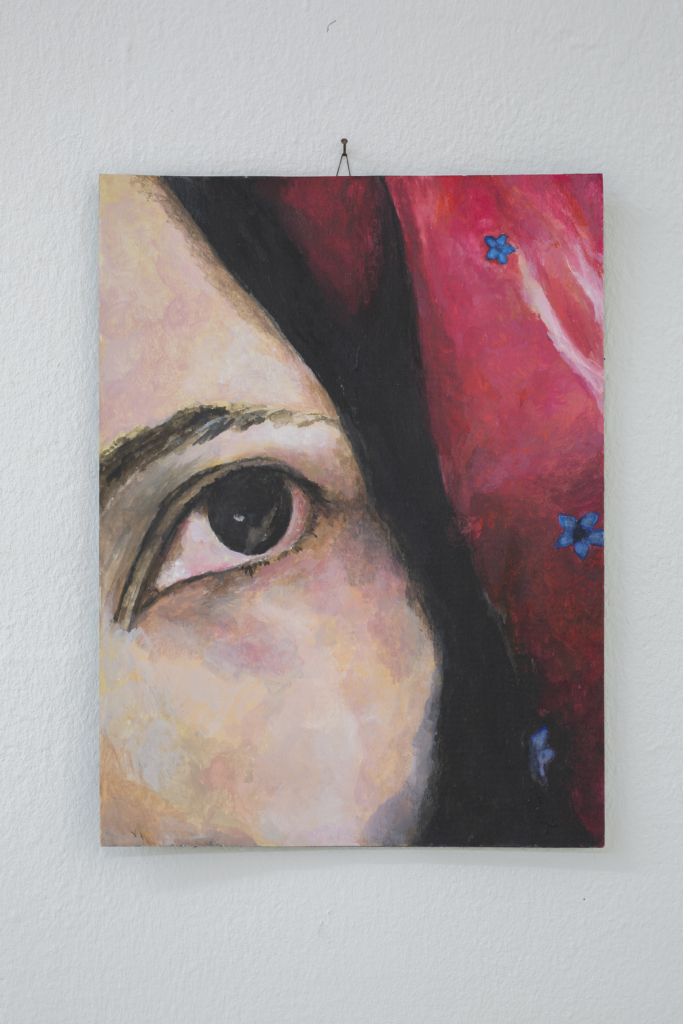Frontalaufnahme eines realistischen Gemäldes, das ein Auge einer jungen Frau mit rotem Kopftuch mit blauen Blümchen zeigt.